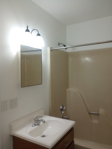 Building Photo - 138 Laurel Hill Ave