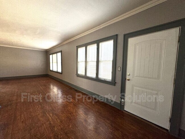 Building Photo - 1400 NW 22nd St