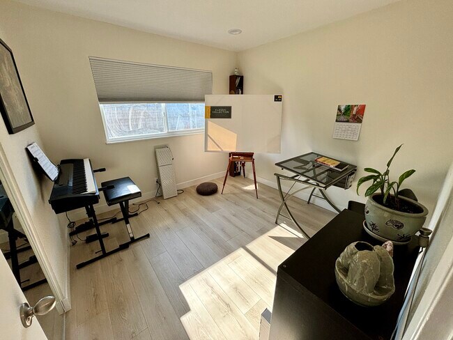 Building Photo - 1333 Currant Ave