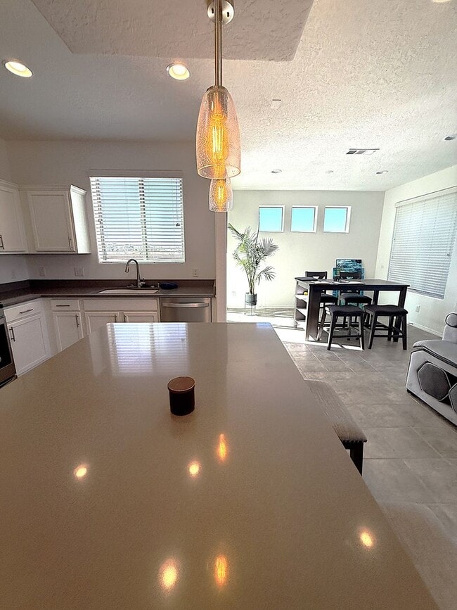 Building Photo - Villas de Los Soleras - Pristine 3 bdr, 2 ...