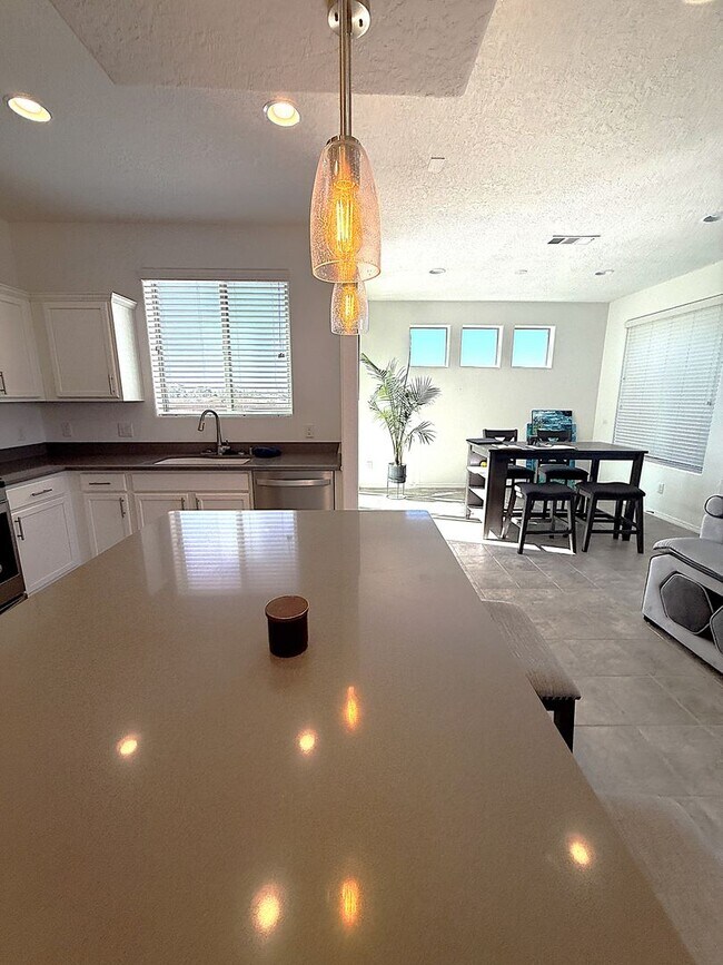 Building Photo - Villas de Los Soleras - Pristine 3 bdr, 2 1/2 bath Townhome, 2 car garage & Views!