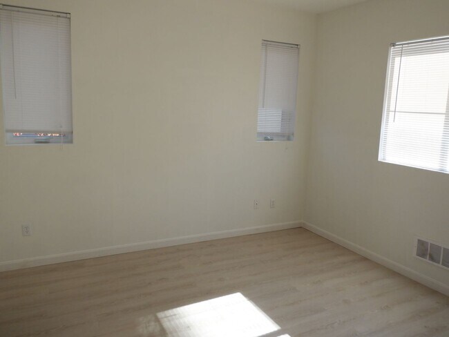 Building Photo - 2075 Simmons St