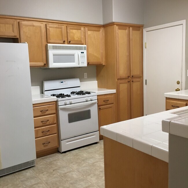 Building Photo - Updated Roseville Home