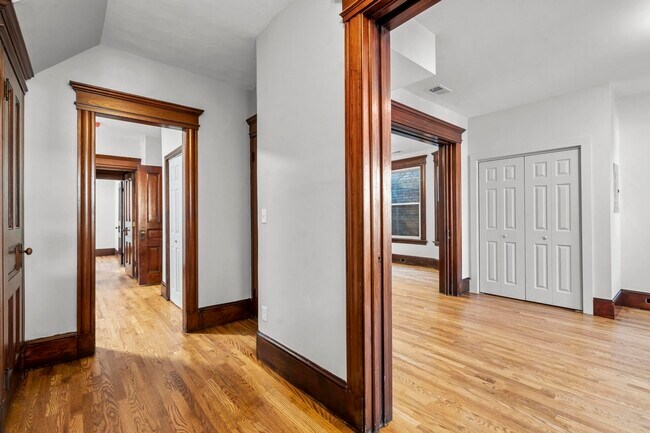 Building Photo - 548 Ferry St