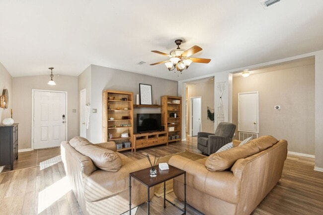 Building Photo - FLEXIBLE LEASE, STAY LONGER SAVE MORE!