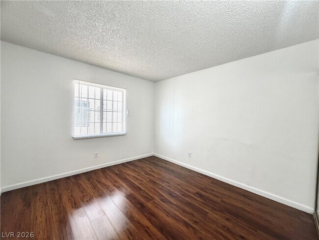 Building Photo - 3427 E Cheyenne Ave