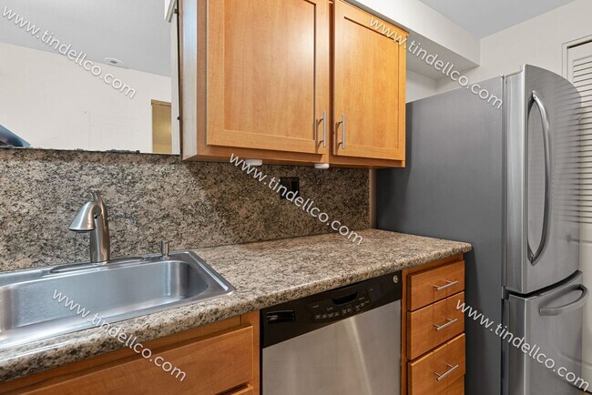 Building Photo - Updated, Spacious 2 Bedroom, Pet Friendly ...