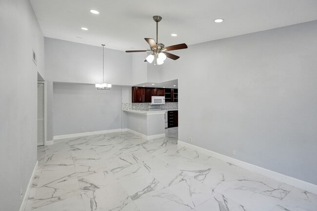 Building Photo - Renovated and Updated 2 Bed, 2 Bath Condo ...