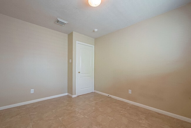 Building Photo - Spacious 3-Bedroom, 2-Bathroom Home with F...