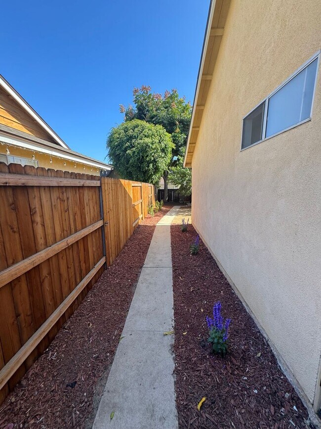 Building Photo - East Ventura Duplex – 2 Bedroom, 1.75 Bath...