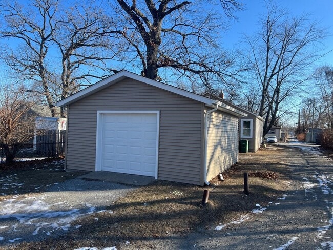 Building Photo - 2 Bedroom House for Rent in Lake Station