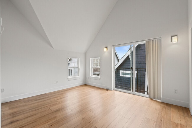 Building Photo - 910 N 74th St