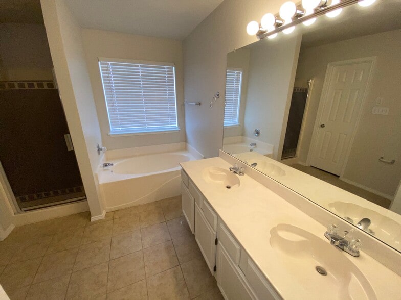 Building Photo - 2918 Hilton Head Dr