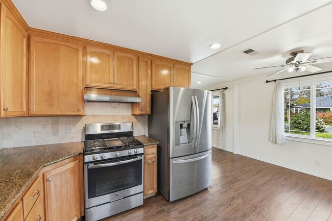 Building Photo - Sunning 3BD/3BA w/Bonus Room and Private Yard