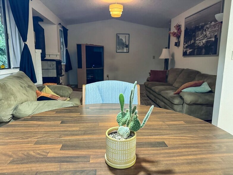 Building Photo - 12608 SE Cora St