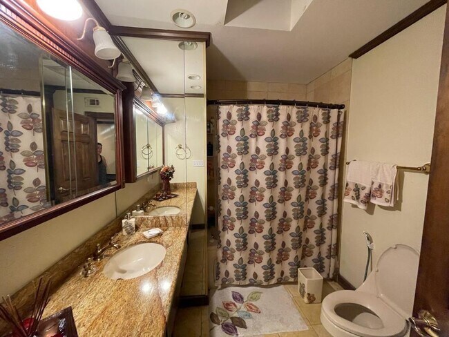 Building Photo - 452 N Post Oak Ln