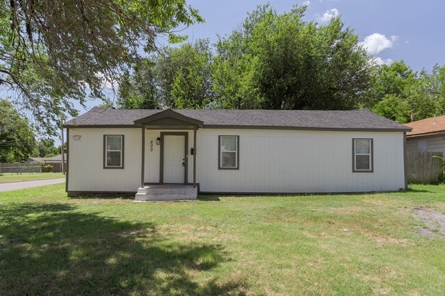 Building Photo - 600 SW 33rd St