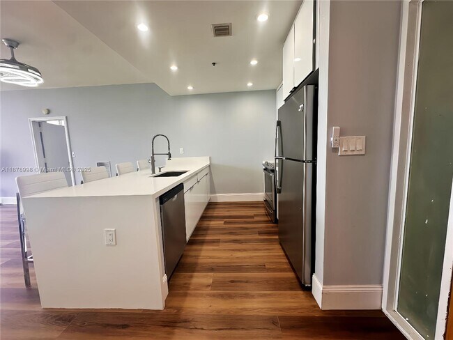 Building Photo - 7601 E Treasure Dr