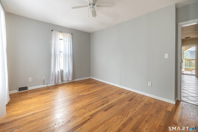 Building Photo - 727 Brewster St