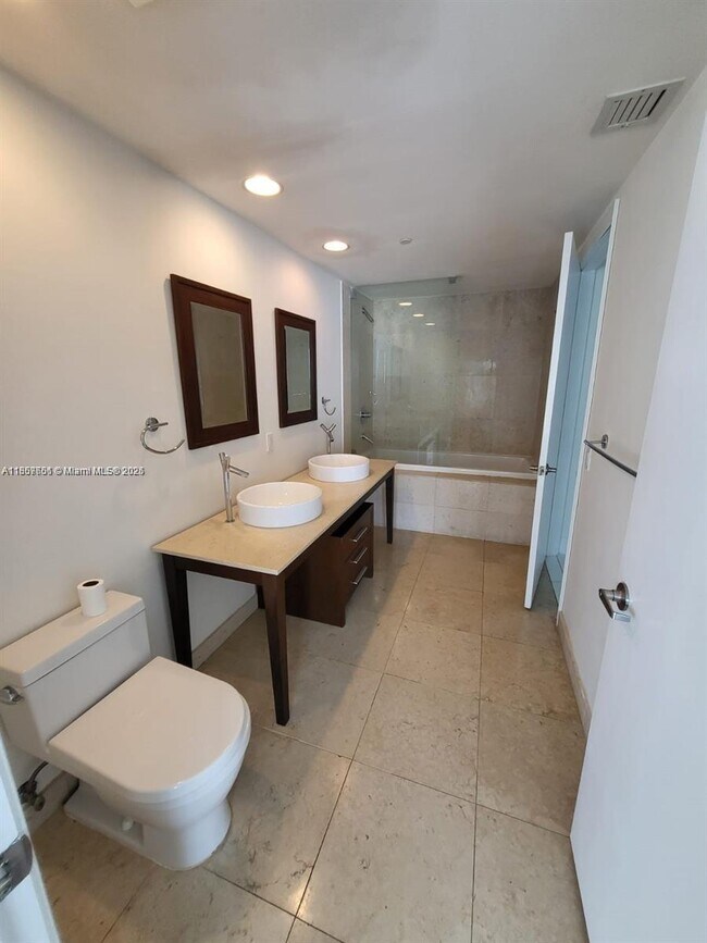 Building Photo - 485 Brickell Ave