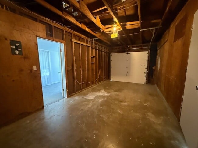 Building Photo - Huge Yard Front and Back over .39 acres 4 ...