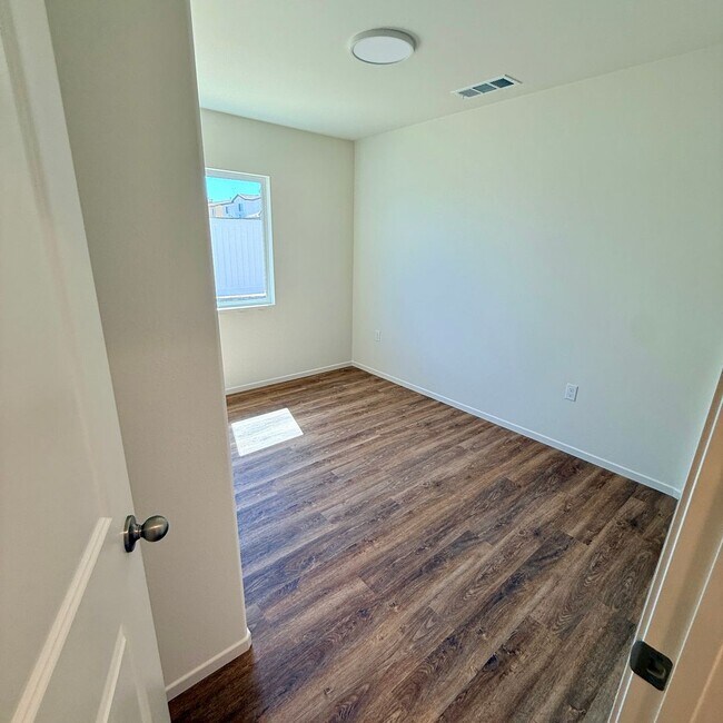 Building Photo - BRAND NEW 4 BEDROOM ADELANTO HOME