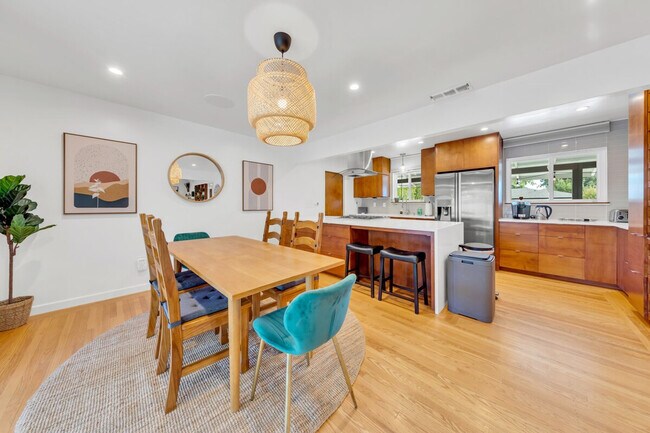 Building Photo - 6836 S Land Park Dr