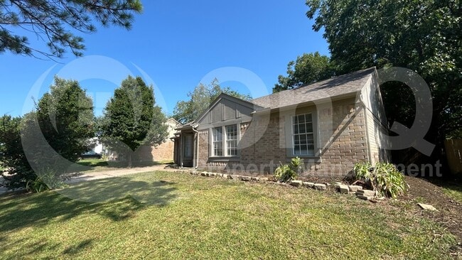 Building Photo - 807 Cavalier Dr