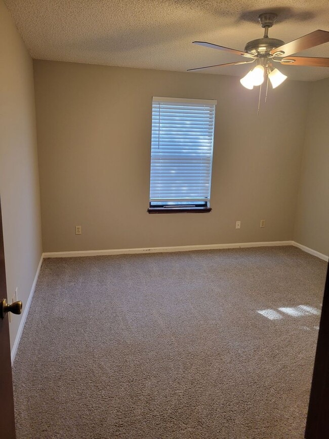 Building Photo - $1195 - Jefferson Square - Updated 2/2