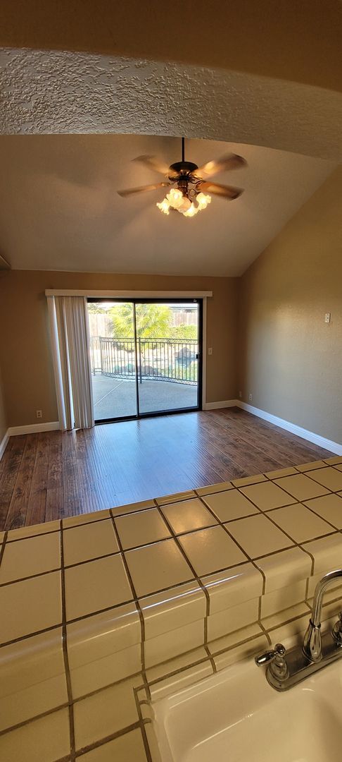 Building Photo - Move in ready w B-I pool