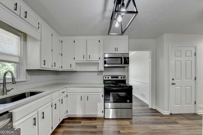 Building Photo - 1530 Plunketts Rd