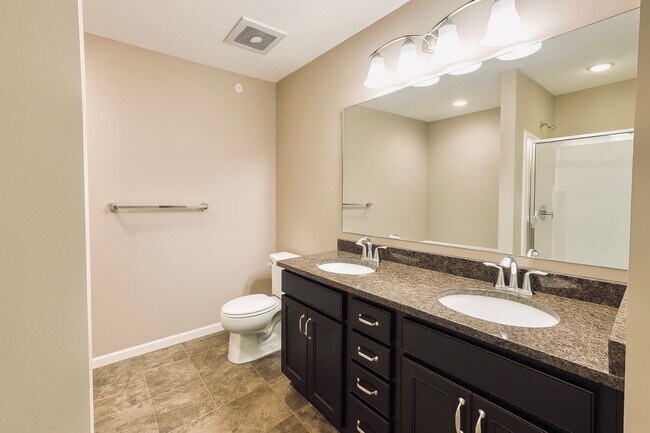 Building Photo - Updated 4bed/3bath Townhome in Prime Maple...