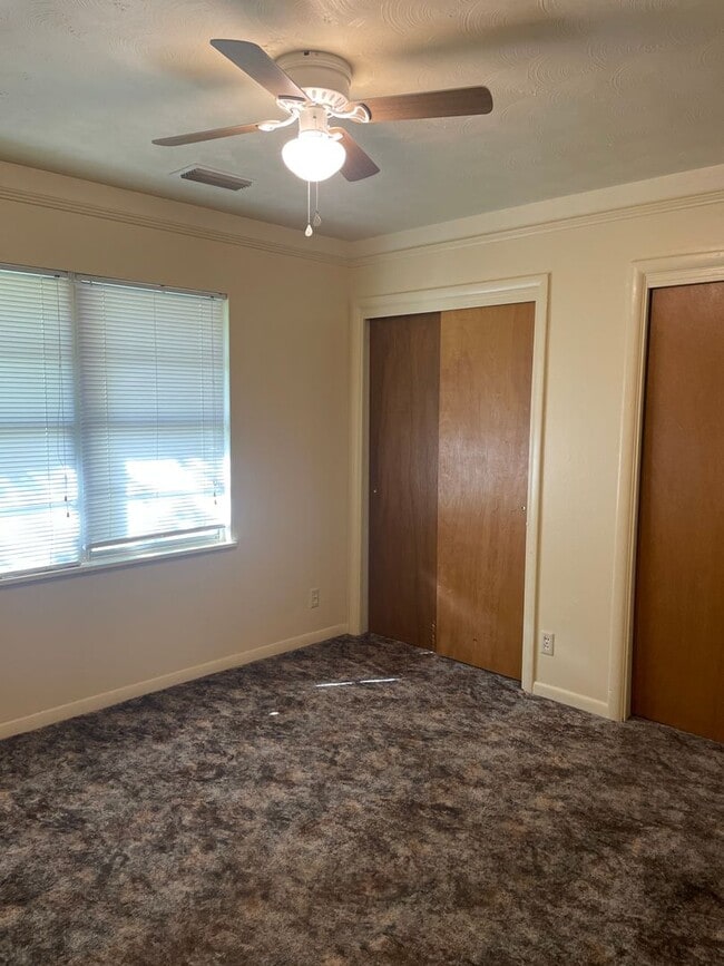 Building Photo - 3 bed 2 bath 2 car garage home!