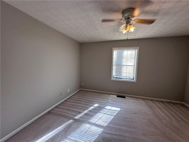 Building Photo - 502 Oakwood Ct