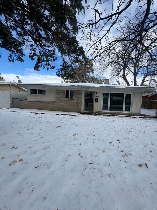 Building Photo - Don’t miss out on this charming three-bedr...