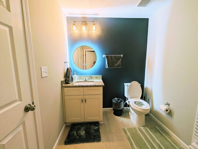 Building Photo - 469 Holt Rd NE