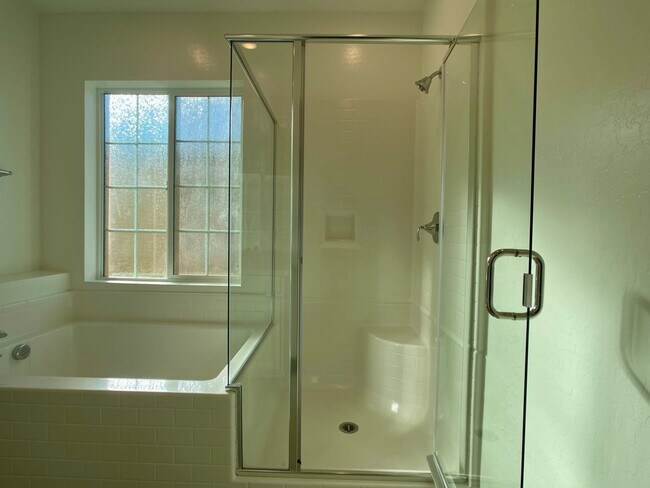 Building Photo - LOVELY TOWNHOUSE FOR RENT - GATED 3 BED 3 ...
