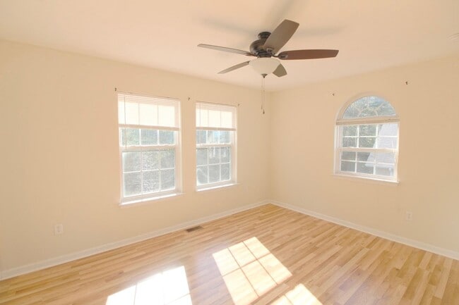 Building Photo - 351 Emerson Ln