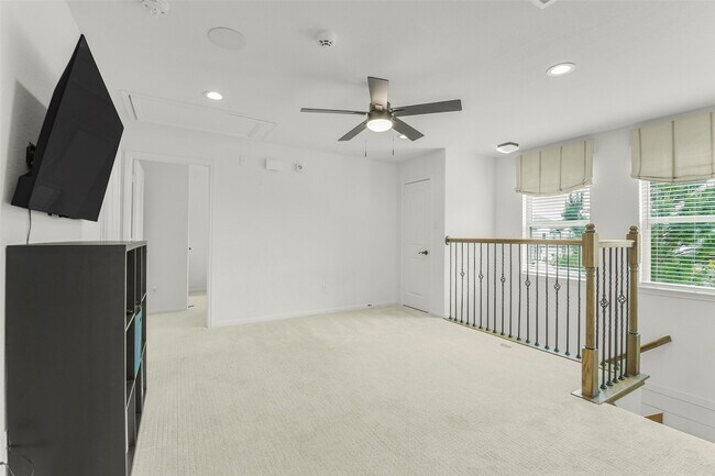 Building Photo - 5526 Hyde Park Dr