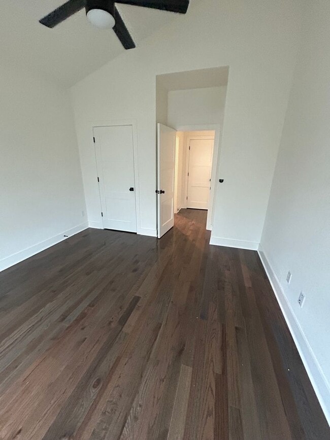 Building Photo - 109-111 Oakwood Ct