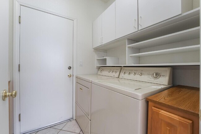 Building Photo - 4 bedroom, 2.5 bathroom, Summerlin Home, Low Maintenance Yard