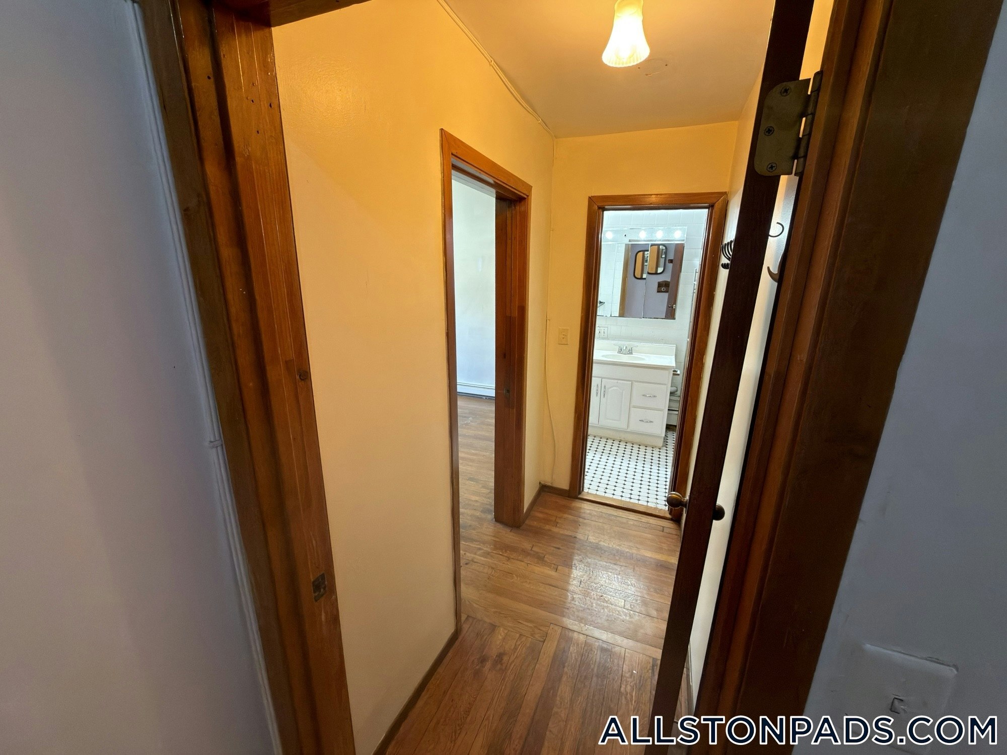 Building Photo - 46 Park Vale Ave