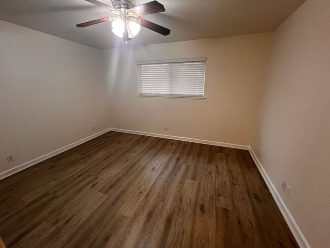 Building Photo - MARCH MOVE IN SPECIAL - $400 OFF First month's rent. Adorable single-story home that has been upd...