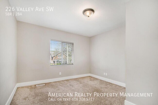 Building Photo - 226 Valley Ave SW