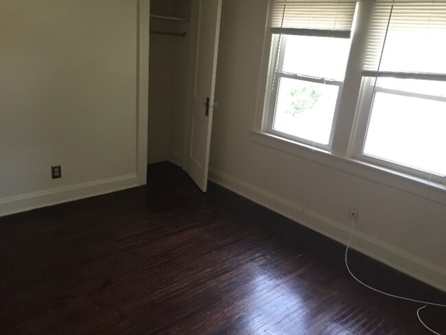 Building Photo - 57 W Lakeview Ave