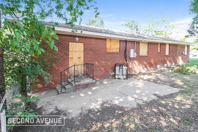 Building Photo - 1800 NE 48th St