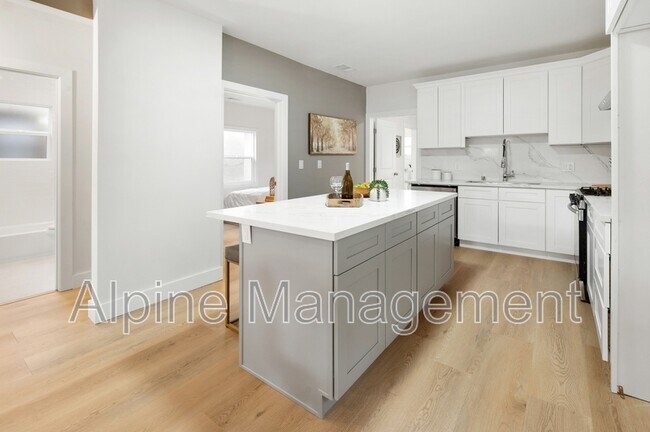 Building Photo - 830 47th St