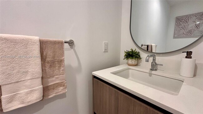 Building Photo - 9201 E Bay Harbor Dr