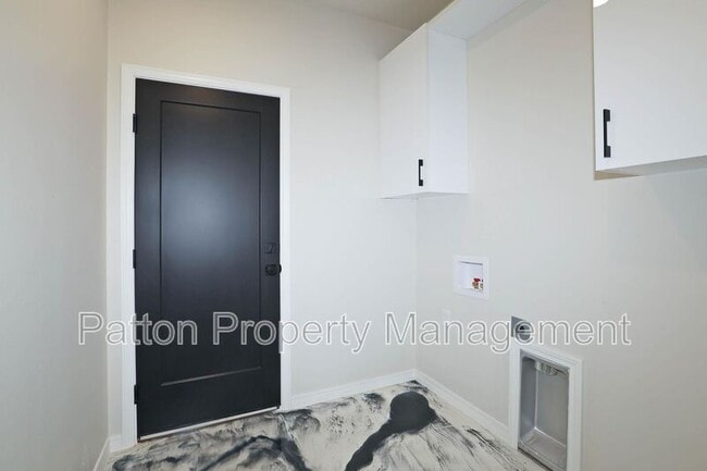 Building Photo - 8889 Redbud Rd