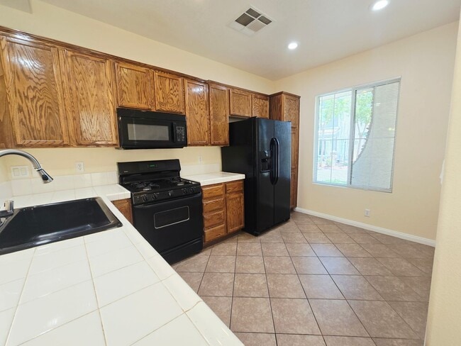 Building Photo - CHARMING 2 BED/ 2 BATH HOME WITH LOFT LOCATED IN LAMPLIGHT GARDENS!